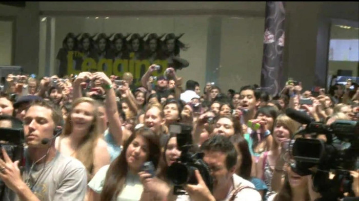 Demi Lovato  Live at Glendale Galleria  in LA for Cambio in HD 03877