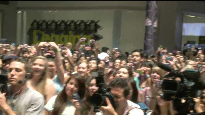 Demi Lovato  Live at Glendale Galleria  in LA for Cambio in HD 03880