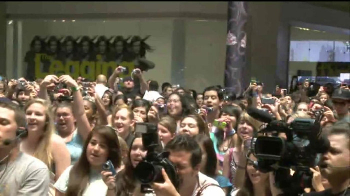 Demi Lovato  Live at Glendale Galleria  in LA for Cambio in HD 03892