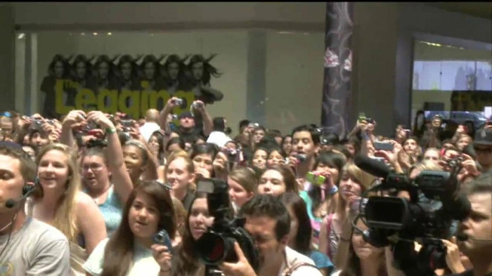 Demi Lovato  Live at Glendale Galleria  in LA for Cambio in HD 03898
