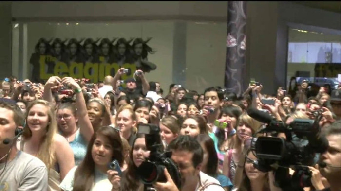 Demi Lovato  Live at Glendale Galleria  in LA for Cambio in HD 03900