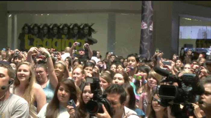 Demi Lovato  Live at Glendale Galleria  in LA for Cambio in HD 03902