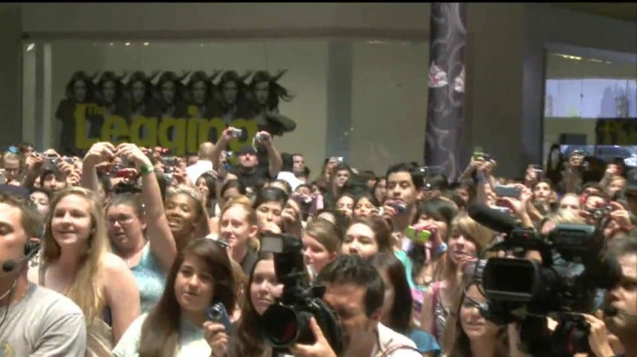 Demi Lovato  Live at Glendale Galleria  in LA for Cambio in HD 03903