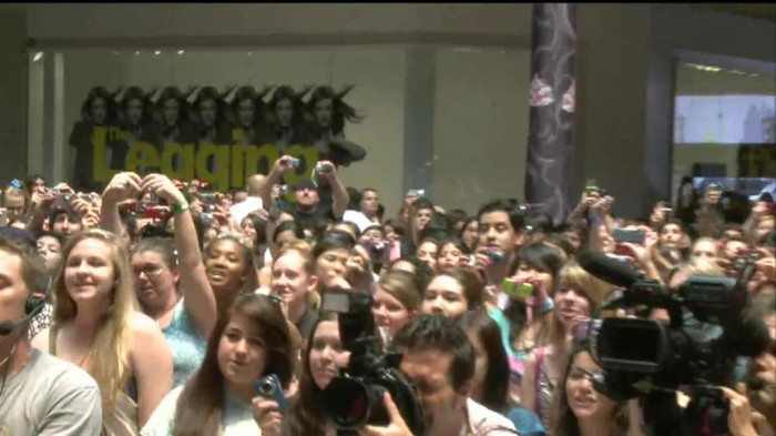 Demi Lovato  Live at Glendale Galleria  in LA for Cambio in HD 03906