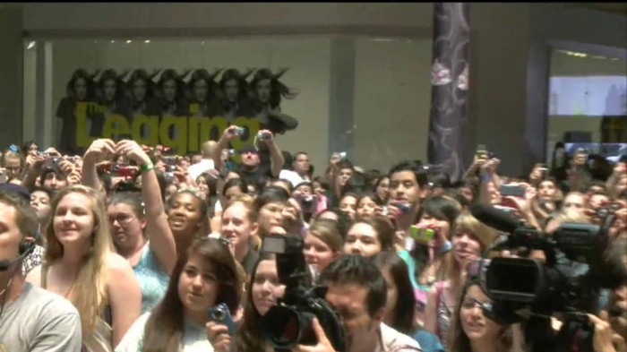 Demi Lovato  Live at Glendale Galleria  in LA for Cambio in HD 03907