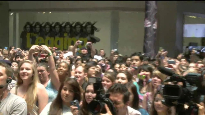 Demi Lovato  Live at Glendale Galleria  in LA for Cambio in HD 03909