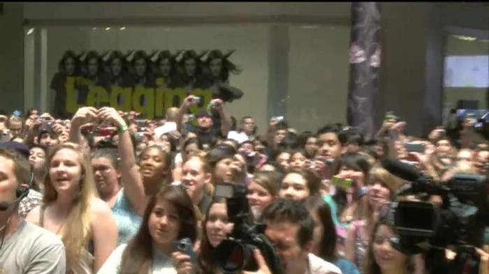 Demi Lovato  Live at Glendale Galleria  in LA for Cambio in HD 03910