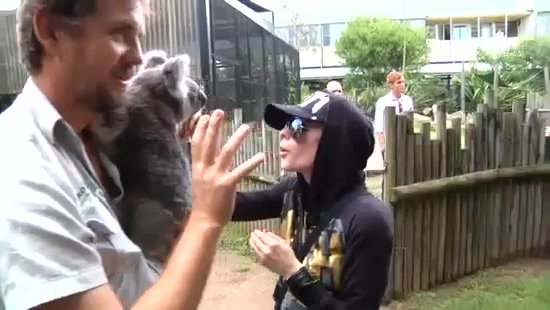 Avril Lavigne- At The Zoo (2011) 090 - Avril - Lavigne - At - ZOO - Video - Captures