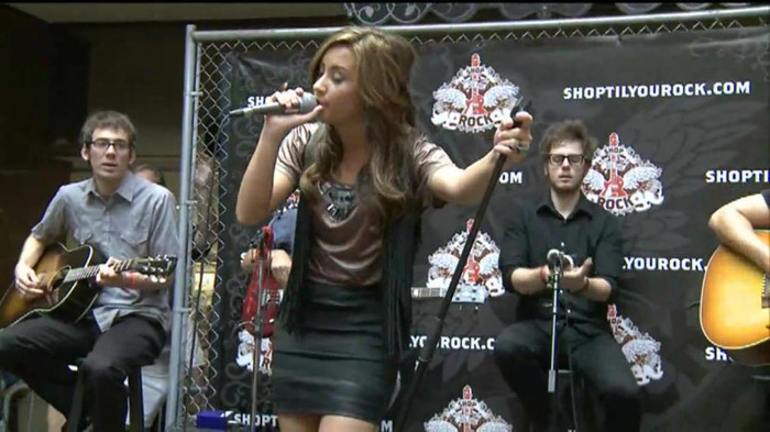 Demi Lovato  Live at Glendale Galleria  in LA for Cambio in HD 03962 Demi Lovato  Live at Glendale Galleria  in LA for Cambio in HD 03962