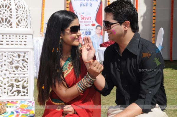 56387-naitik-and-akshara-playing-holi