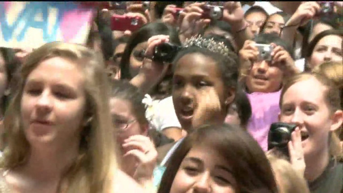 Demi Lovato  Live at Glendale Galleria  in LA for Cambio in HD 04268