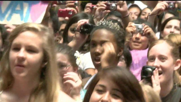 Demi Lovato  Live at Glendale Galleria  in LA for Cambio in HD 04270
