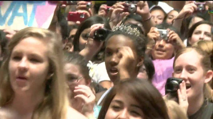 Demi Lovato  Live at Glendale Galleria  in LA for Cambio in HD 04271