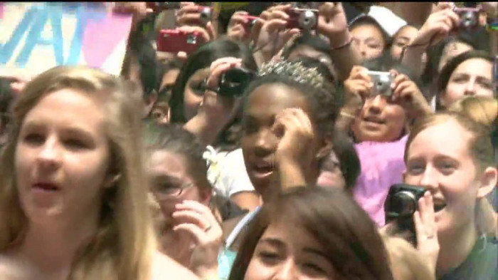 Demi Lovato  Live at Glendale Galleria  in LA for Cambio in HD 04272