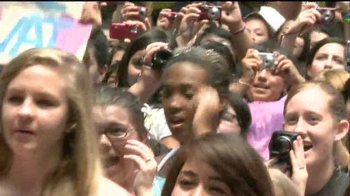 Demi Lovato  Live at Glendale Galleria  in LA for Cambio in HD 04275
