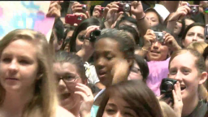 Demi Lovato  Live at Glendale Galleria  in LA for Cambio in HD 04276