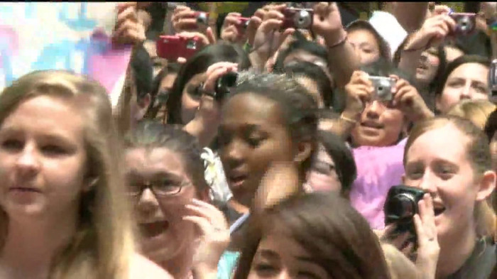 Demi Lovato  Live at Glendale Galleria  in LA for Cambio in HD 04277