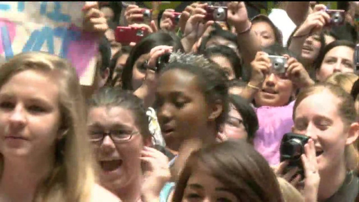 Demi Lovato  Live at Glendale Galleria  in LA for Cambio in HD 04279