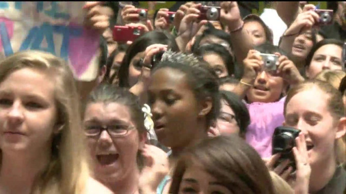 Demi Lovato  Live at Glendale Galleria  in LA for Cambio in HD 04280