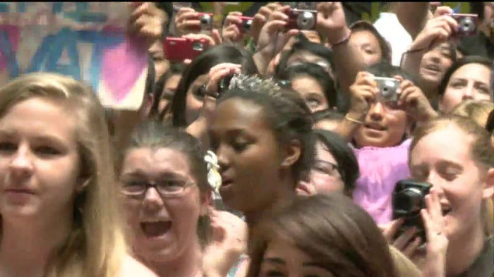 Demi Lovato  Live at Glendale Galleria  in LA for Cambio in HD 04281