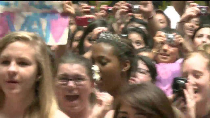 Demi Lovato  Live at Glendale Galleria  in LA for Cambio in HD 04284
