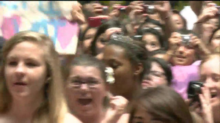 Demi Lovato  Live at Glendale Galleria  in LA for Cambio in HD 04286