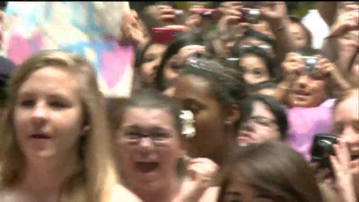 Demi Lovato  Live at Glendale Galleria  in LA for Cambio in HD 04287