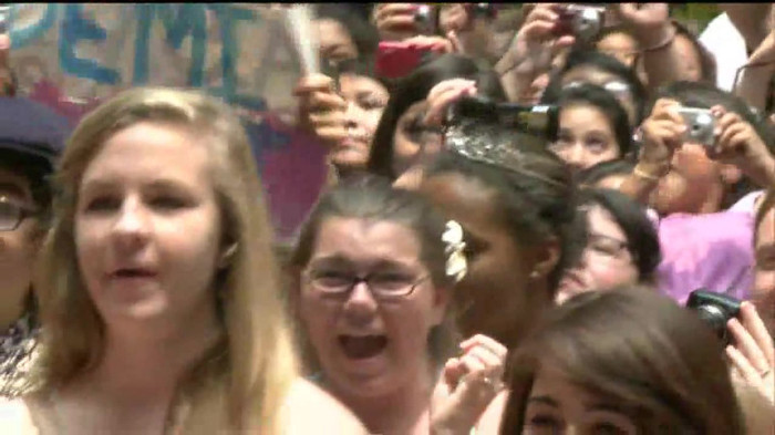 Demi Lovato  Live at Glendale Galleria  in LA for Cambio in HD 04294