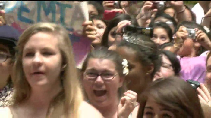 Demi Lovato  Live at Glendale Galleria  in LA for Cambio in HD 04295