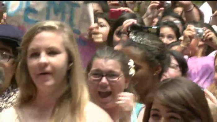 Demi Lovato  Live at Glendale Galleria  in LA for Cambio in HD 04297