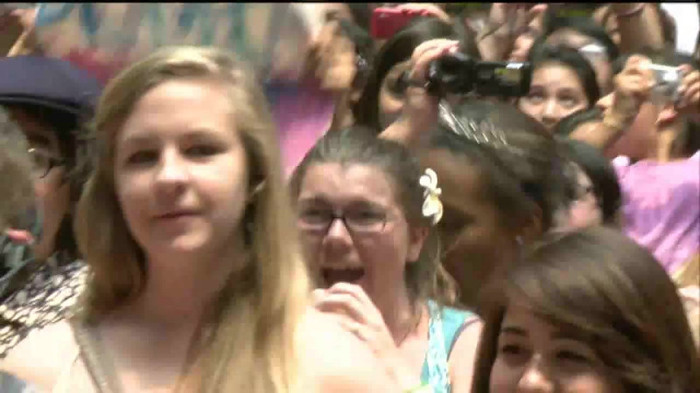 Demi Lovato  Live at Glendale Galleria  in LA for Cambio in HD 04302