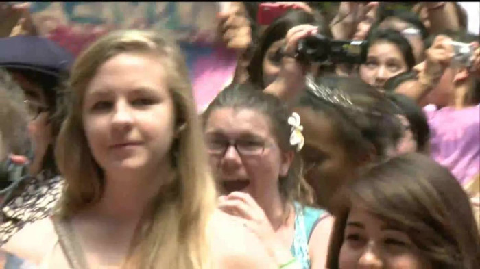 Demi Lovato  Live at Glendale Galleria  in LA for Cambio in HD 04304