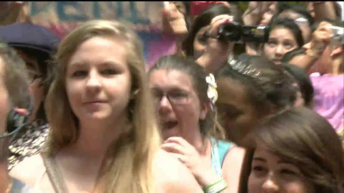 Demi Lovato  Live at Glendale Galleria  in LA for Cambio in HD 04306