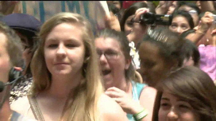 Demi Lovato  Live at Glendale Galleria  in LA for Cambio in HD 04309