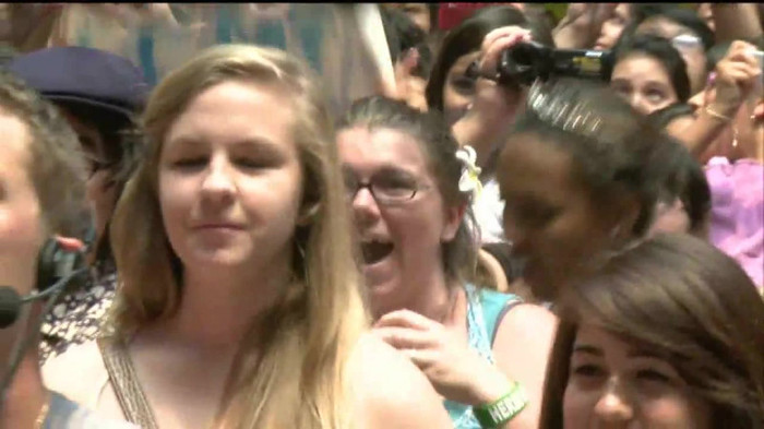 Demi Lovato  Live at Glendale Galleria  in LA for Cambio in HD 04310