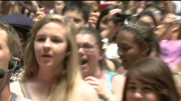 Demi Lovato  Live at Glendale Galleria  in LA for Cambio in HD 04314