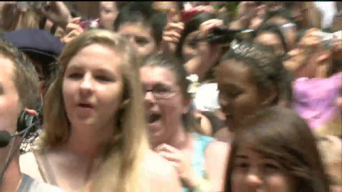 Demi Lovato  Live at Glendale Galleria  in LA for Cambio in HD 04315