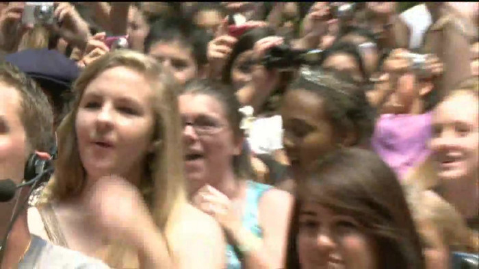 Demi Lovato  Live at Glendale Galleria  in LA for Cambio in HD 04319