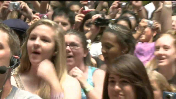 Demi Lovato  Live at Glendale Galleria  in LA for Cambio in HD 04320