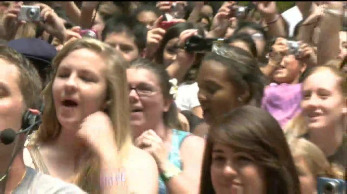 Demi Lovato  Live at Glendale Galleria  in LA for Cambio in HD 04321