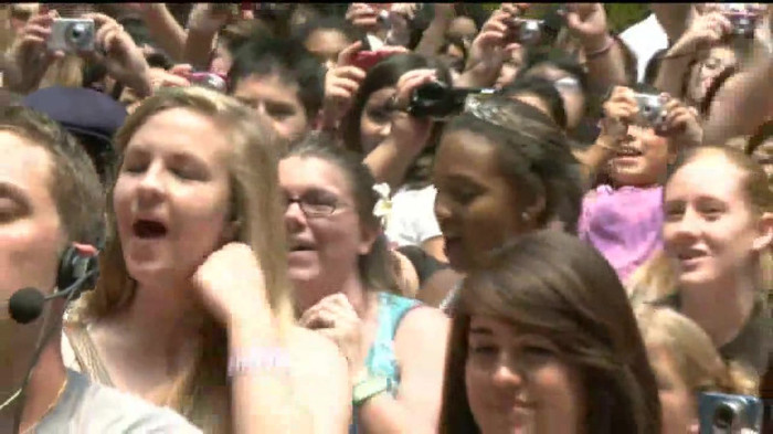 Demi Lovato  Live at Glendale Galleria  in LA for Cambio in HD 04323