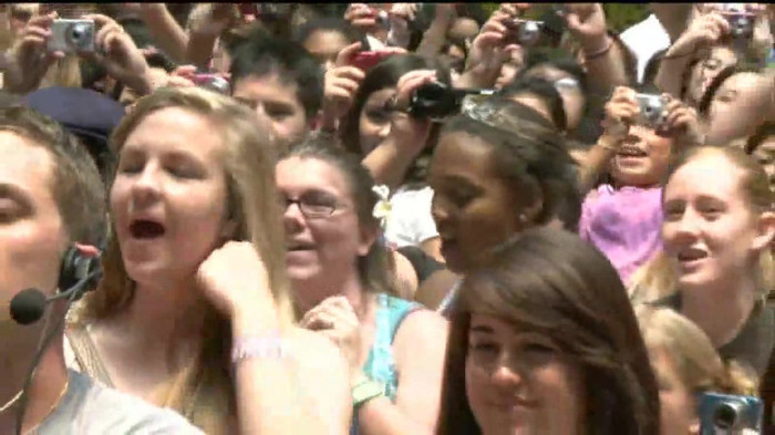 Demi Lovato  Live at Glendale Galleria  in LA for Cambio in HD 04325