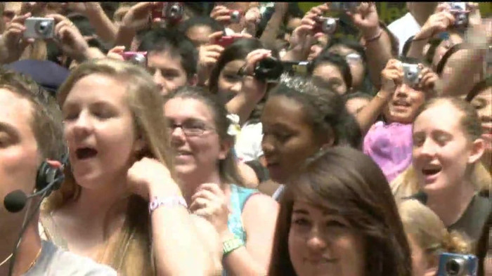 Demi Lovato  Live at Glendale Galleria  in LA for Cambio in HD 04330