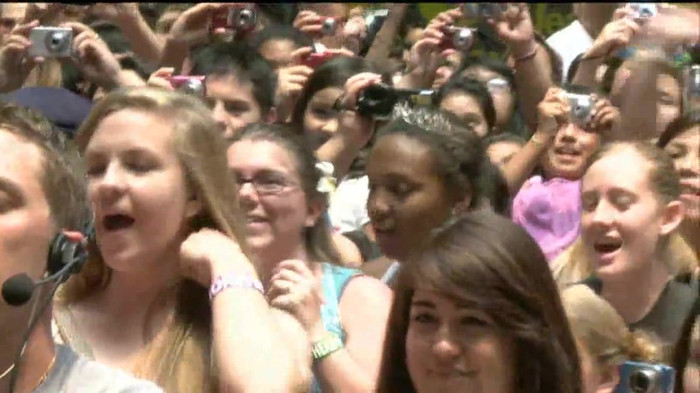 Demi Lovato  Live at Glendale Galleria  in LA for Cambio in HD 04331