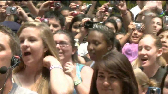 Demi Lovato  Live at Glendale Galleria  in LA for Cambio in HD 04332
