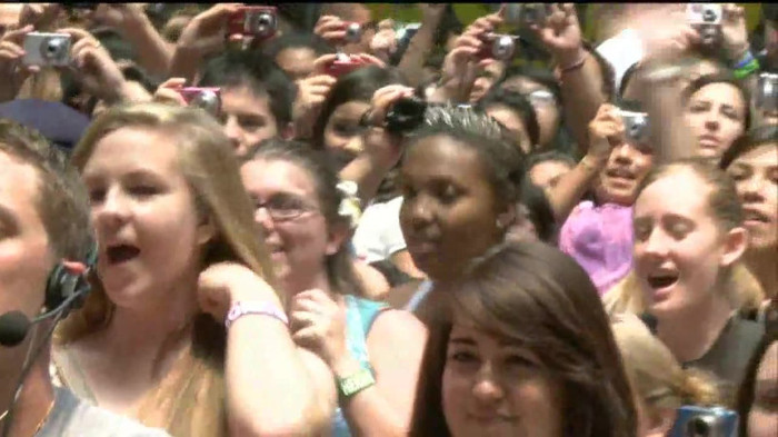 Demi Lovato  Live at Glendale Galleria  in LA for Cambio in HD 04333