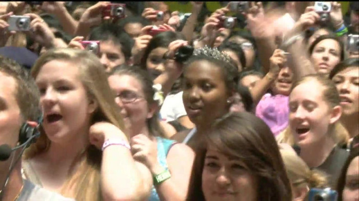 Demi Lovato  Live at Glendale Galleria  in LA for Cambio in HD 04335