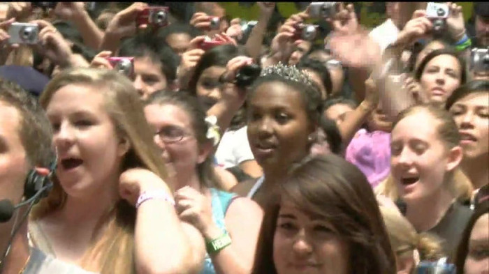 Demi Lovato  Live at Glendale Galleria  in LA for Cambio in HD 04336