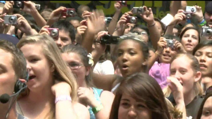 Demi Lovato  Live at Glendale Galleria  in LA for Cambio in HD 04347 - Demilush - Live at Glendale Galleria in LA for Cambio Part oo8