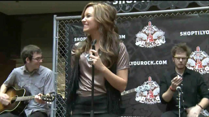 Demi Lovato  Live at Glendale Galleria  in LA for Cambio in HD 04564 Demi Lovato  Live at Glendale Galleria  in LA for Cambio in HD 04564